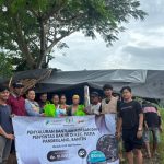 Tembus Arus Deras Pakai Perahu Kayu, LAZ QUI Salurkan Bantuan untuk Korban Banjir di Pandeglang